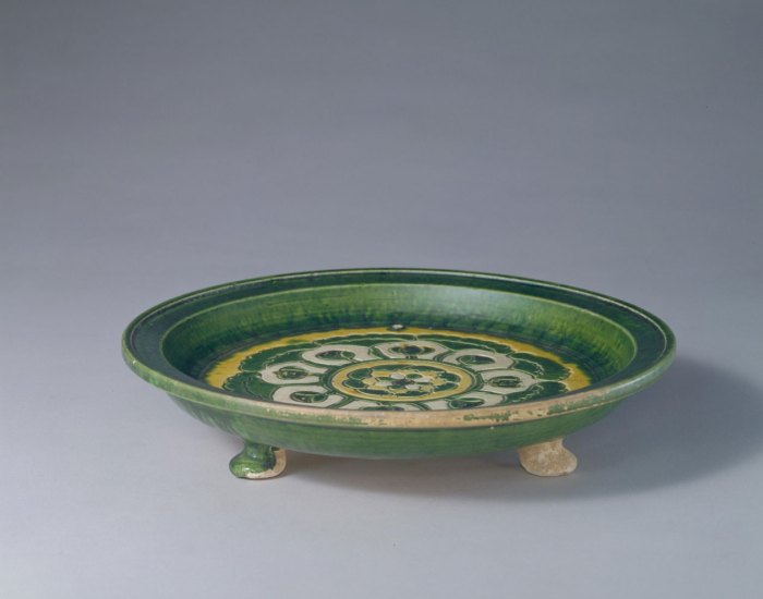 Tricolor three-legged dish