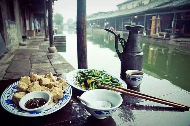 Enjoying yellow rice wine with food.