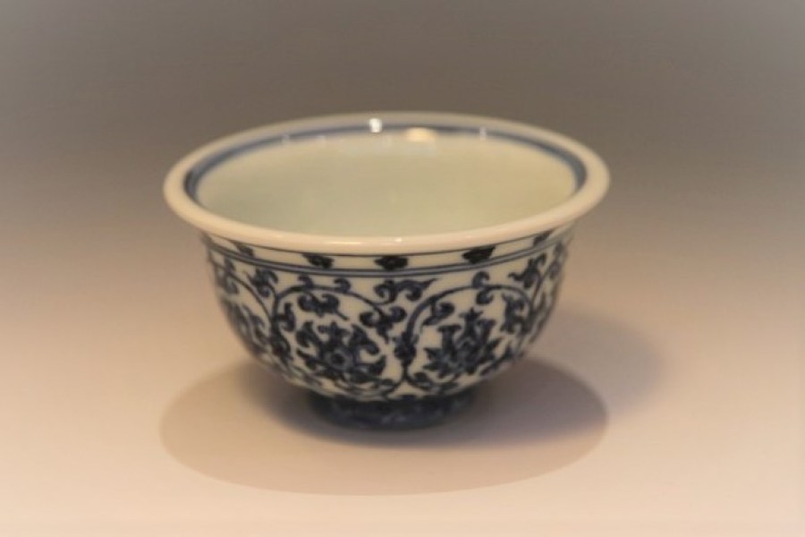 "Press-hand" teacup