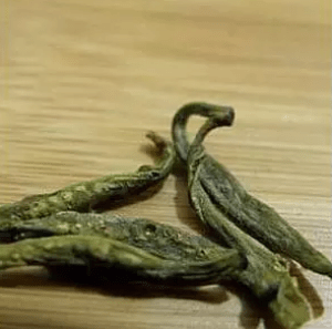 Fish roe bubbles on dry yellow tea leaves